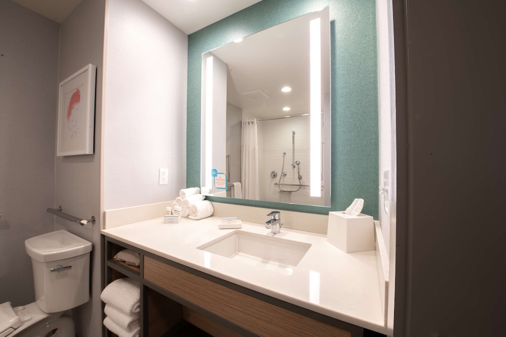 Room, 2 Queen Beds, Accessible (Roll-In Shower) - Photo 4