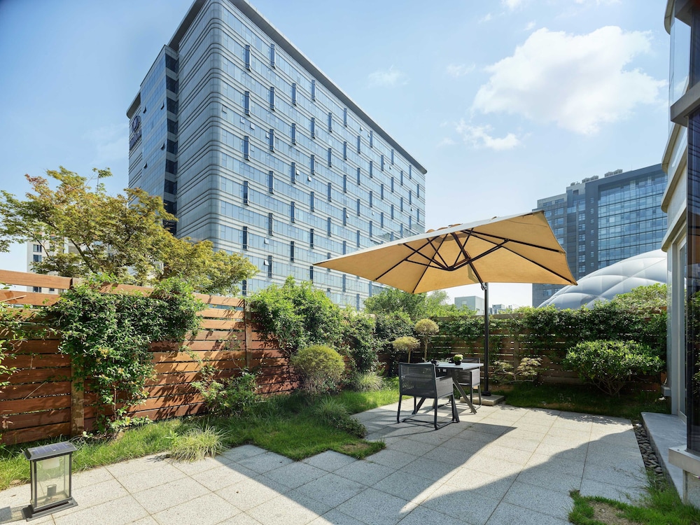 Executive Rooftop Suite thumbnail 5