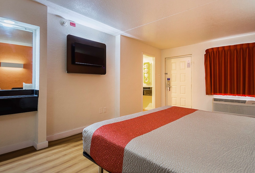 Standard Room, 1 King Bed, Accessible, Non Smoking - Photo 2