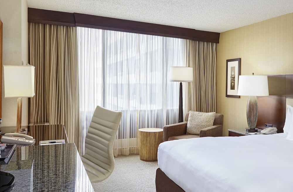 Oversize Queen Room (Accessible, Mobility Access Tub & Hearing) - Photo 5