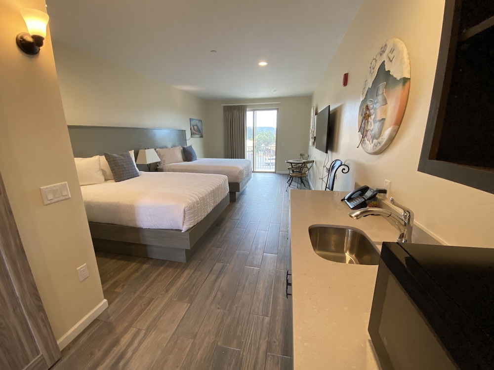 Comfort Room, 2 Queen Beds, Balcony, Valley View photo 1