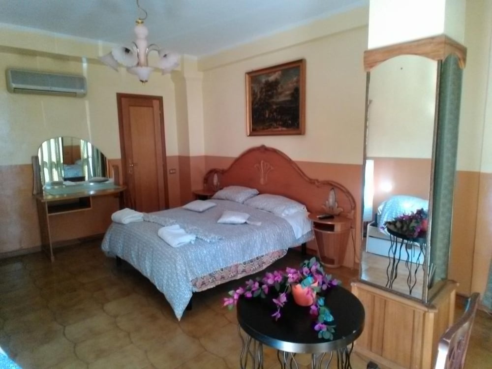 Classic Double or Twin Room, Private Bathroom