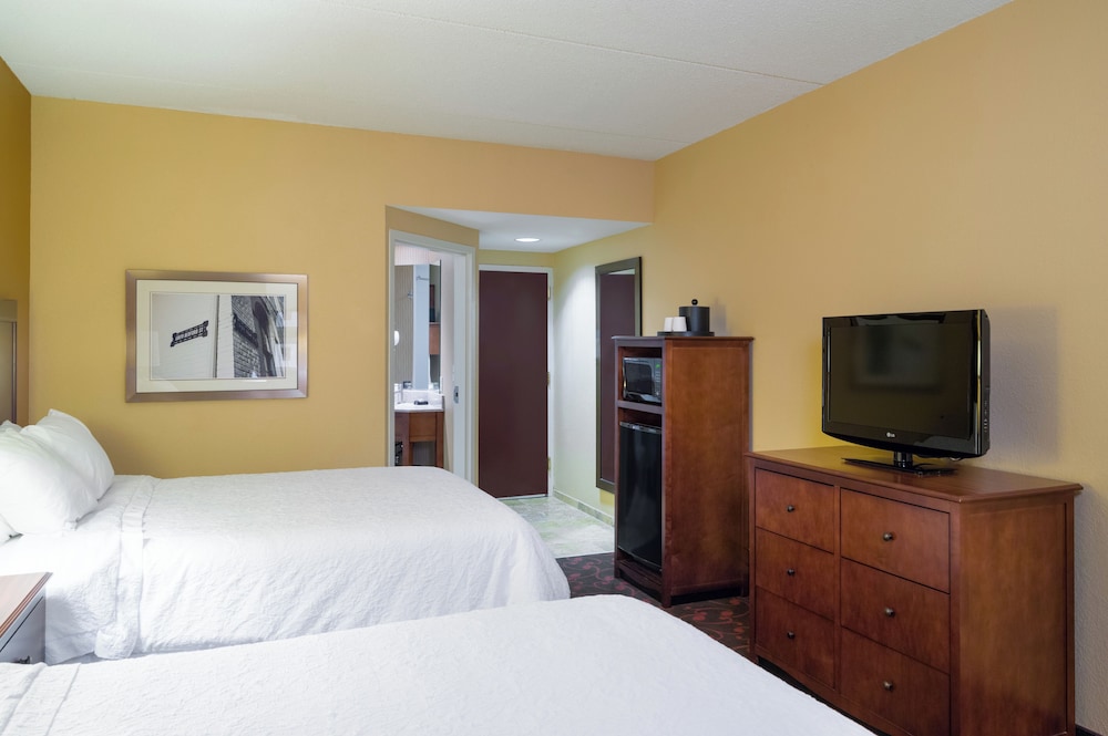 Standard Room, 2 Queen Beds - Photo 2