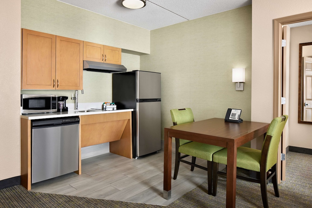 Two Bedroom Suite, 1 King 2 Double Beds, Accessible Shower - Photo 5