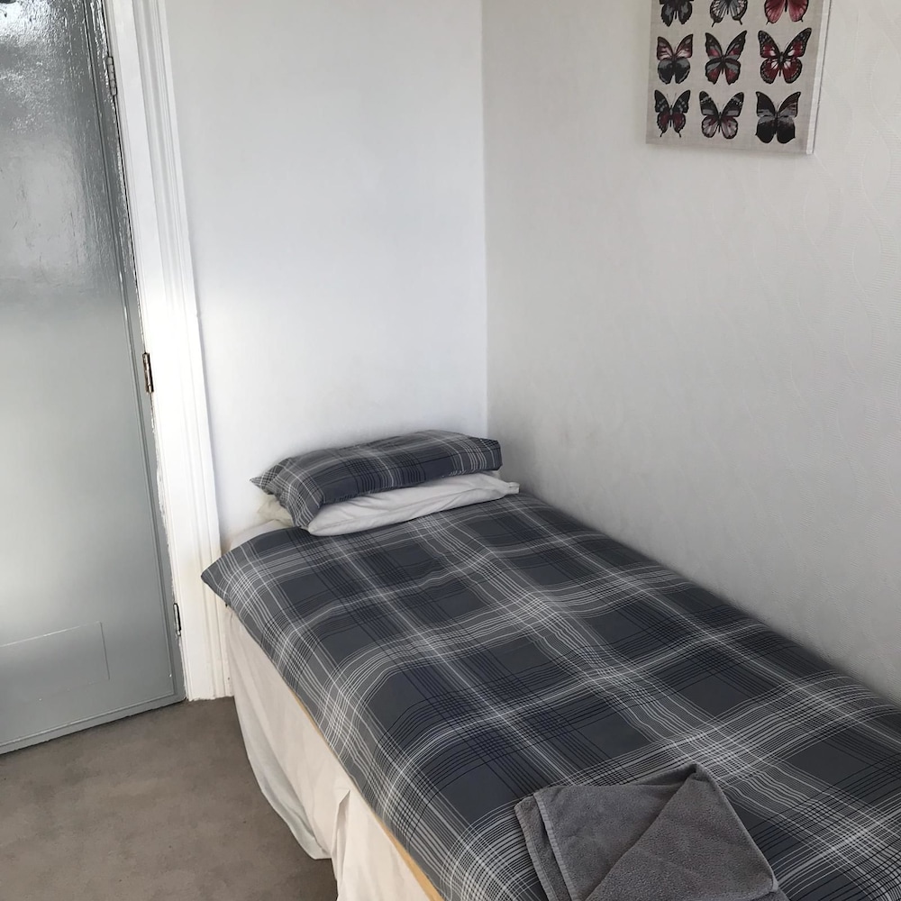 Basic Single Room, Shared Bathroom photo 1