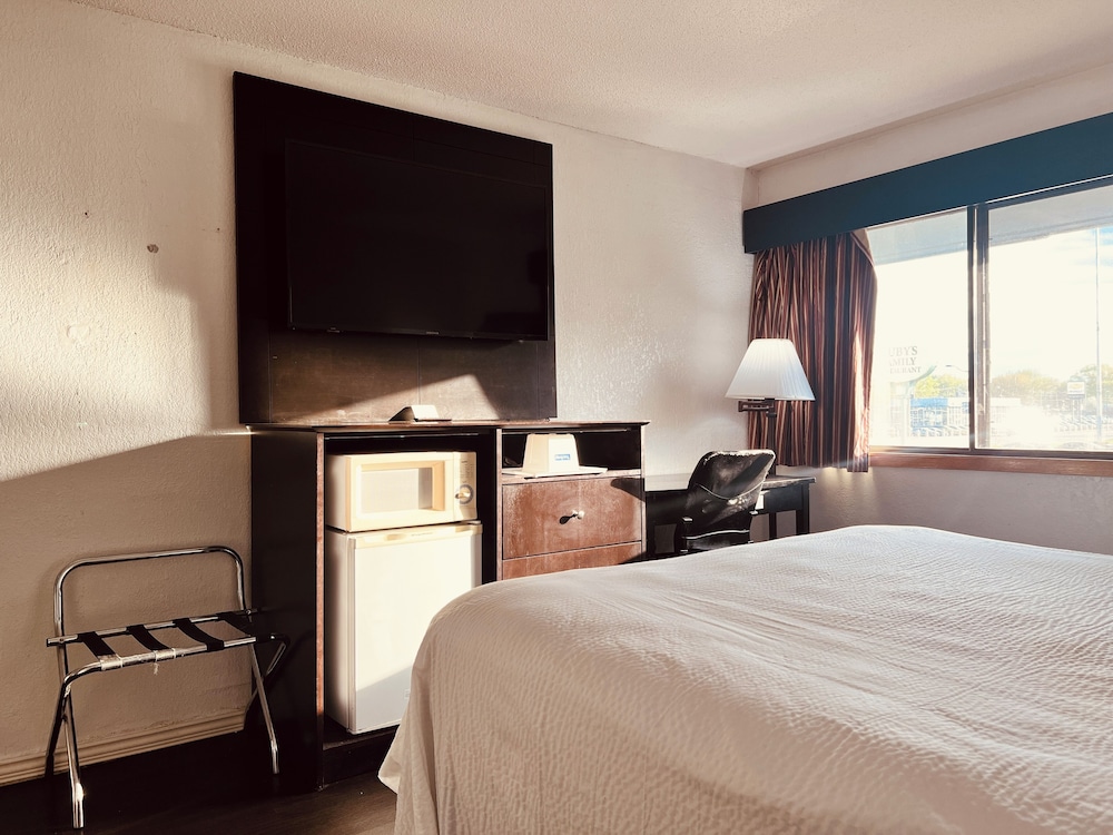Upgraded, Room, 1 Queen Bed, Non Smoking - Photo 3