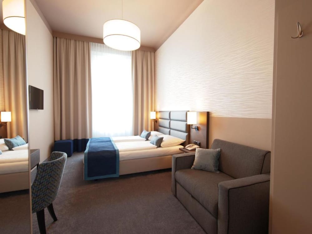 Superior Double Room thumbnail 5
