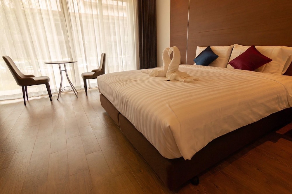 Deluxe King Room - Photo 9