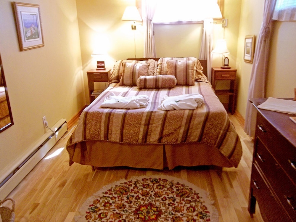 Room, 1 Queen Bed, Shared Bathroom (Envoutante) photo 1