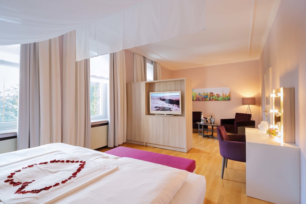 Deluxe Double Room, 1 Queen Bed, Non Smoking, Lake View photo 1