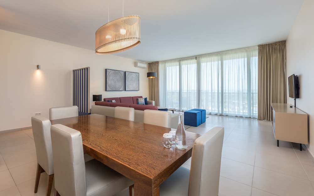 Suite, 3 Bedrooms - Photo 5
