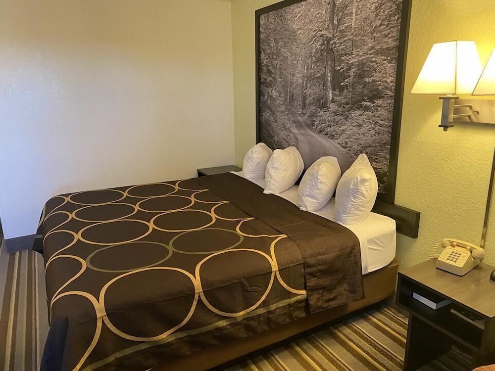 Standard Room, 1 King Bed - Photo 5