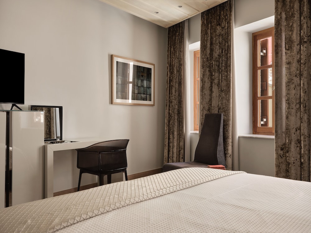 Executive Suite - Photo 10