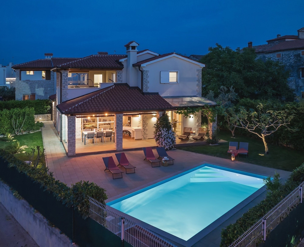 Villa photo 1