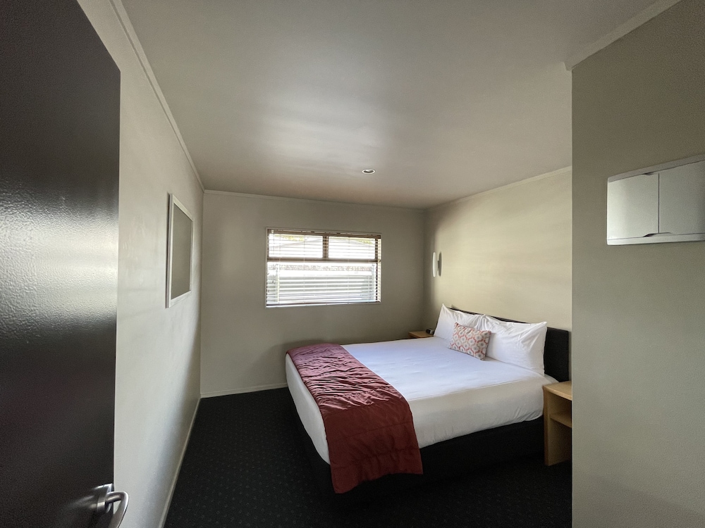 Standard Suite, 1 Bedroom, Non Smoking, Kitchenette (Spa Bath) photo 3