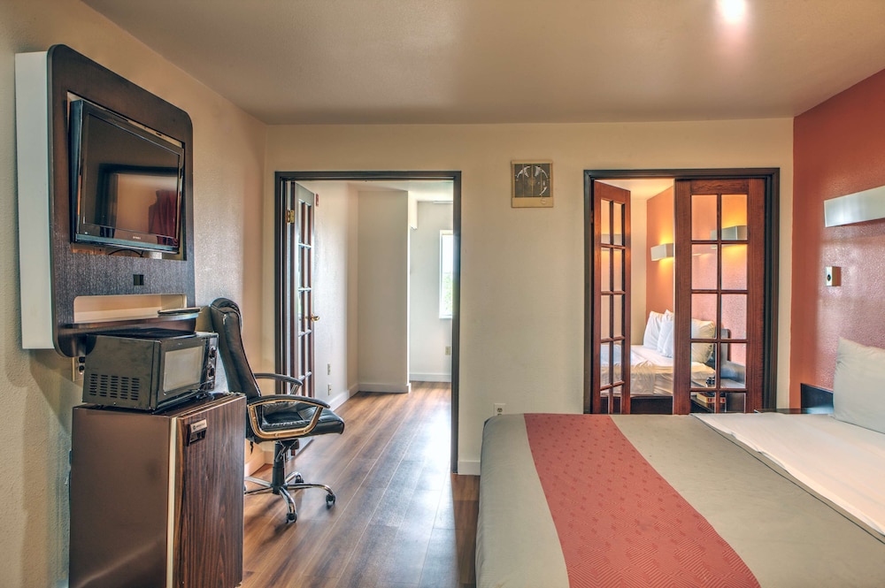 Deluxe Suite, 1 King Bed, Smoking, Hot Tub photo 1
