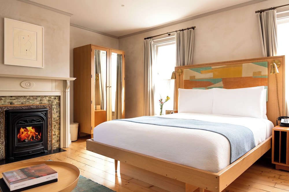 Grand Room, 1 Queen Bed, Fireplace (John St)