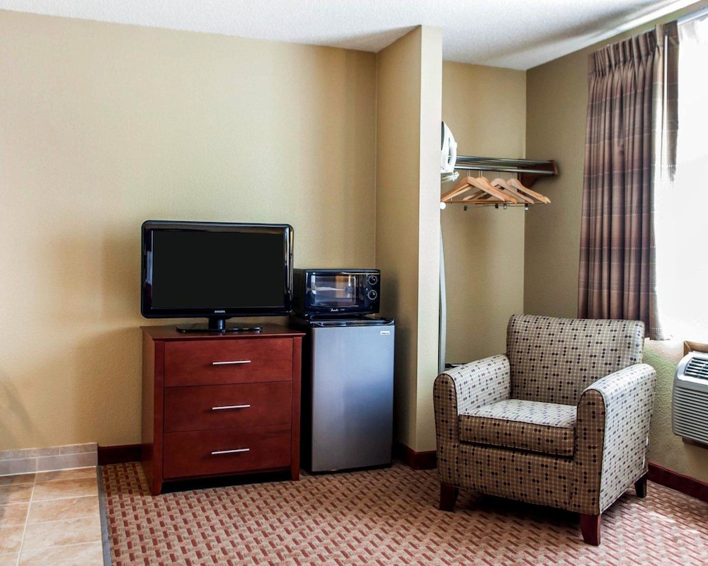 Standard Room, 1 King Bed, Non Smoking - Photo 3