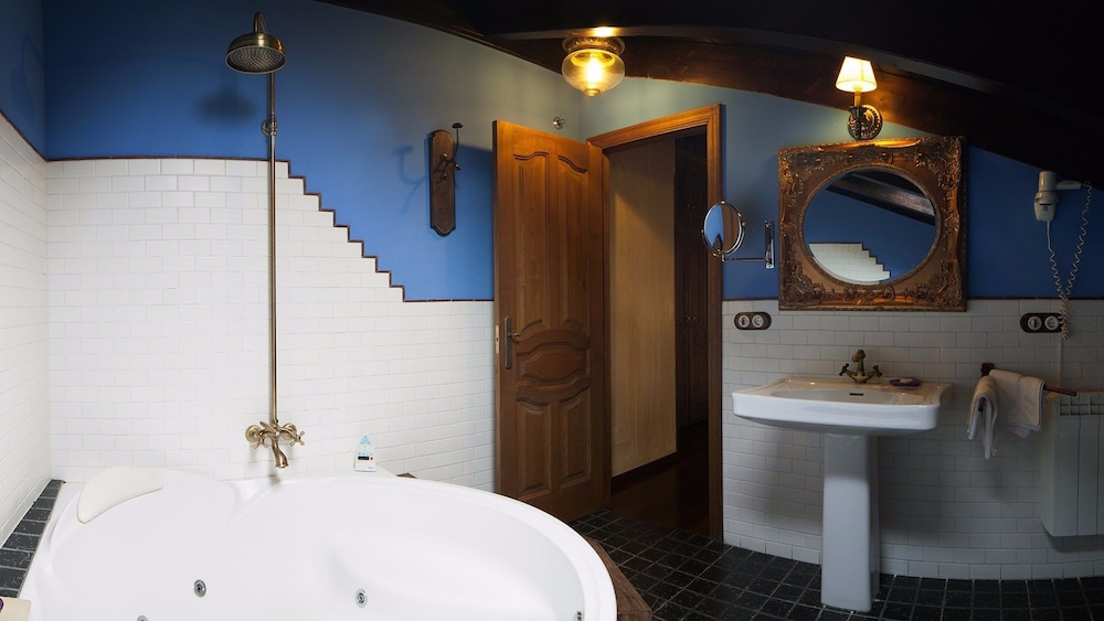 Superior Suite - Photo 6