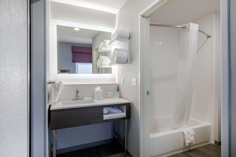 Studio, 1 King Bed, Refrigerator & Microwave (Wet Bar) - Photo 6