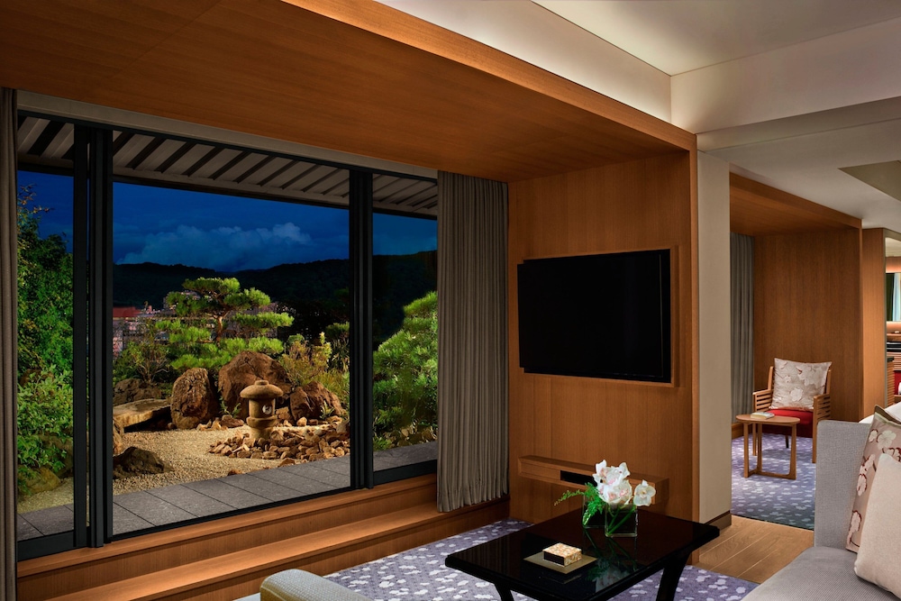 Suite, 1 King Bed, Mountain View (Terrace) photo 1