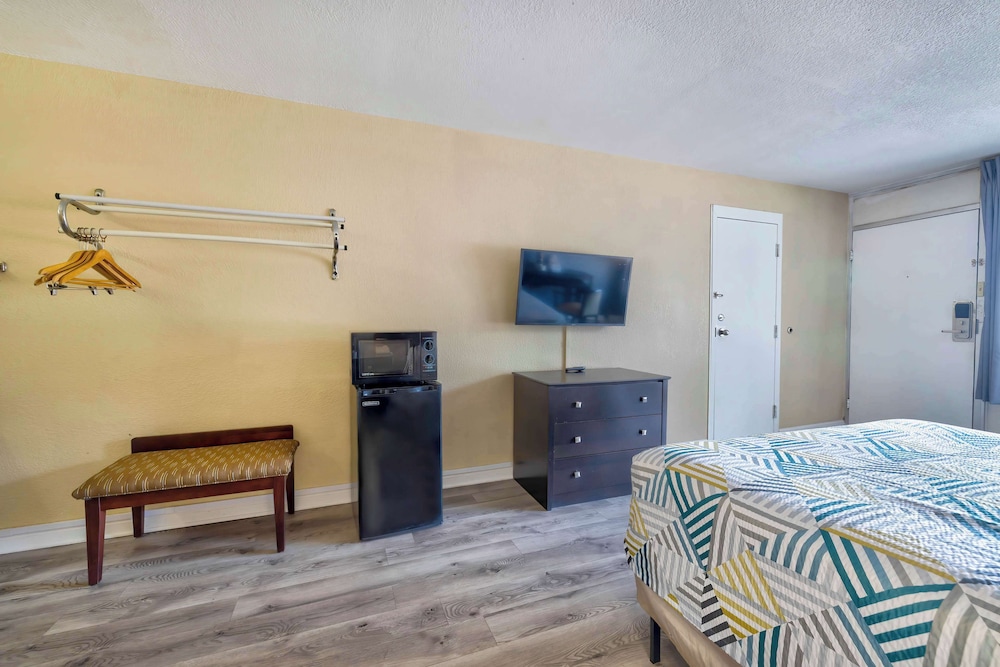 Standard Room, 1 King Bed, Non Smoking, Refrigerator & Microwave photo 2
