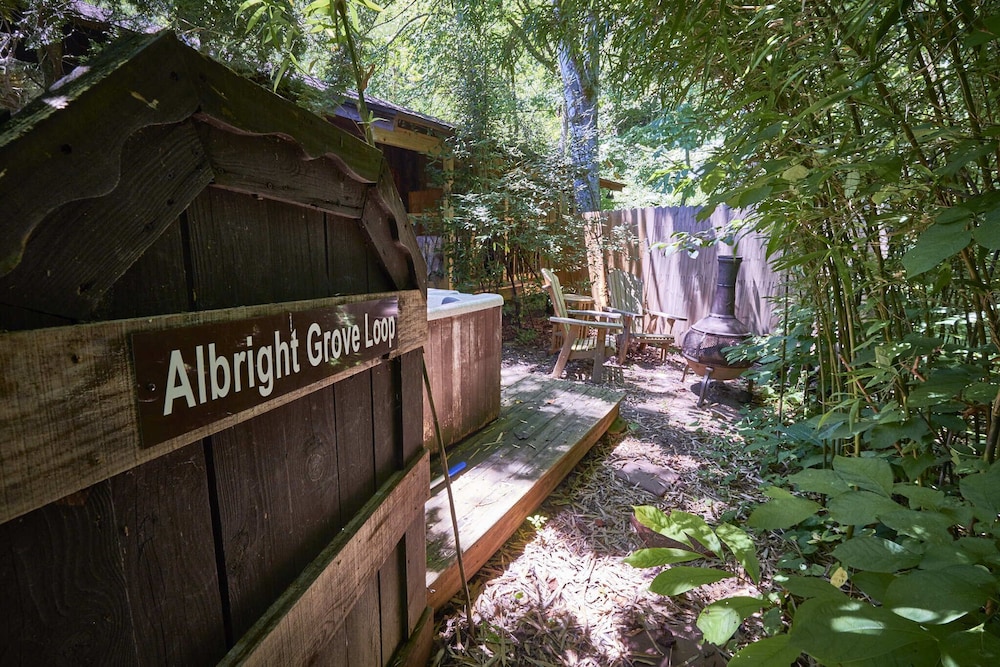 Albright Grove Loop Room photo 3