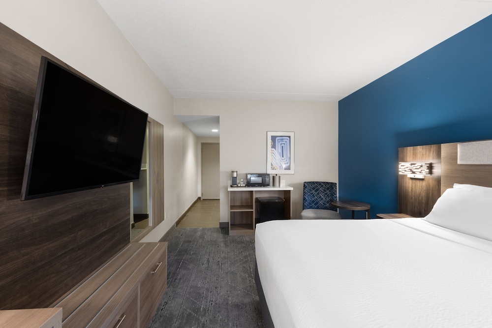 Standard Room, 1 King Bed, Accessible (Mobility, Accessible Tub) - Photo 2