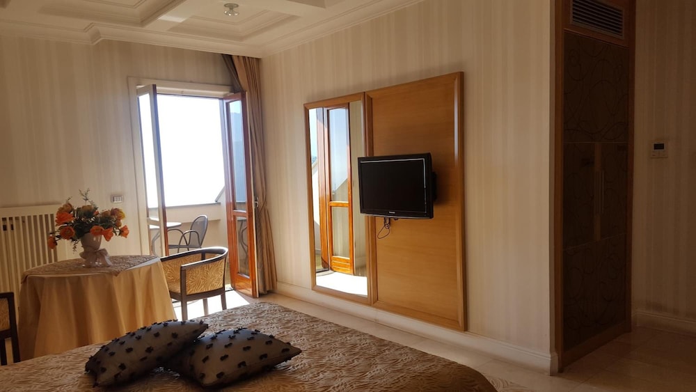 Suite, Hot Tub photo 3