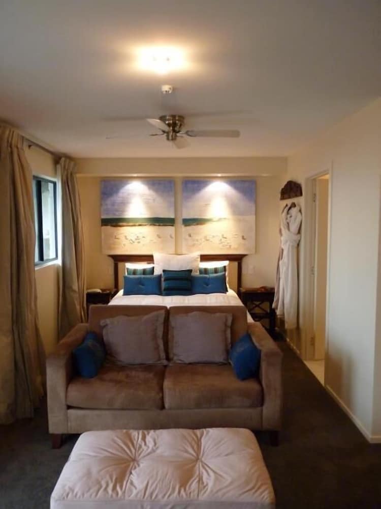 Deluxe Studio, 1 Queen Bed, Garden View, Garden Area