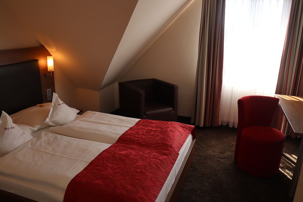 Business double room with french bed (1.40m)