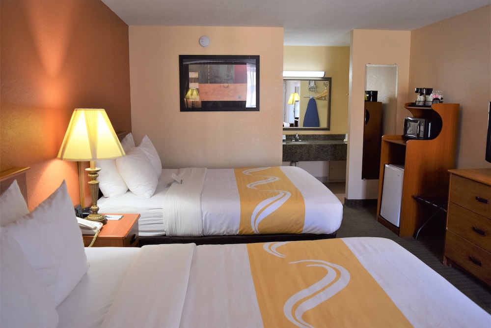 Standard Room, 2 Queen Beds, Non Smoking, Pool View, photo 6