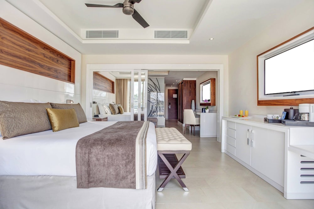 Luxury Family Suite - Photo 12
