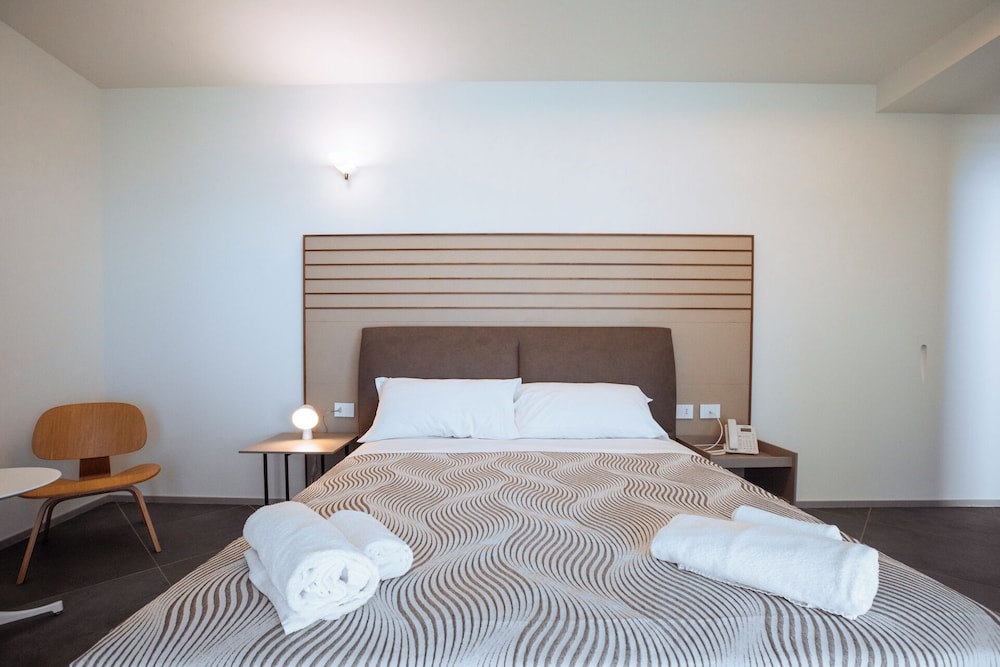 Family Suite, 1 King Bed with Sofa bed, Non Smoking, Sea View