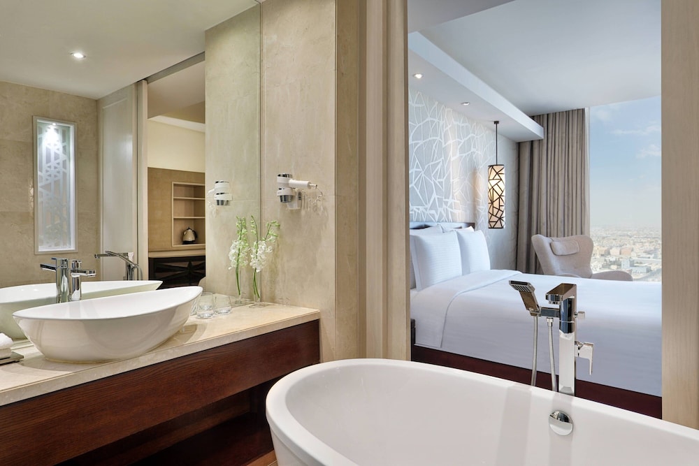 Deluxe Room, 1 King Bed, City View - Photo 7