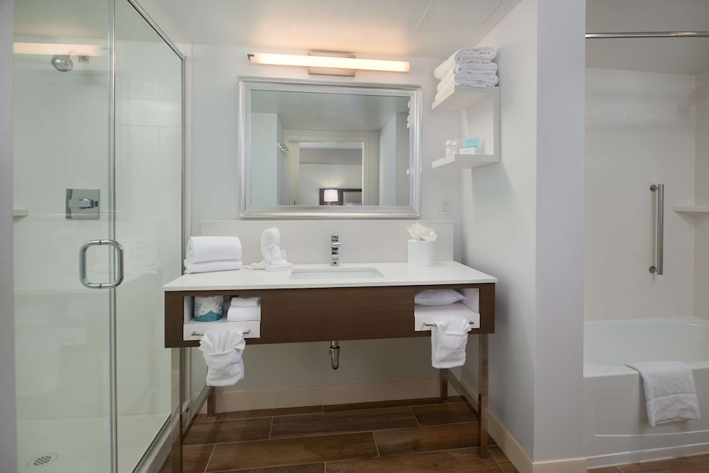 Suite, 1 King Bed, Refrigerator & Microwave (Wet bar) - Photo 4