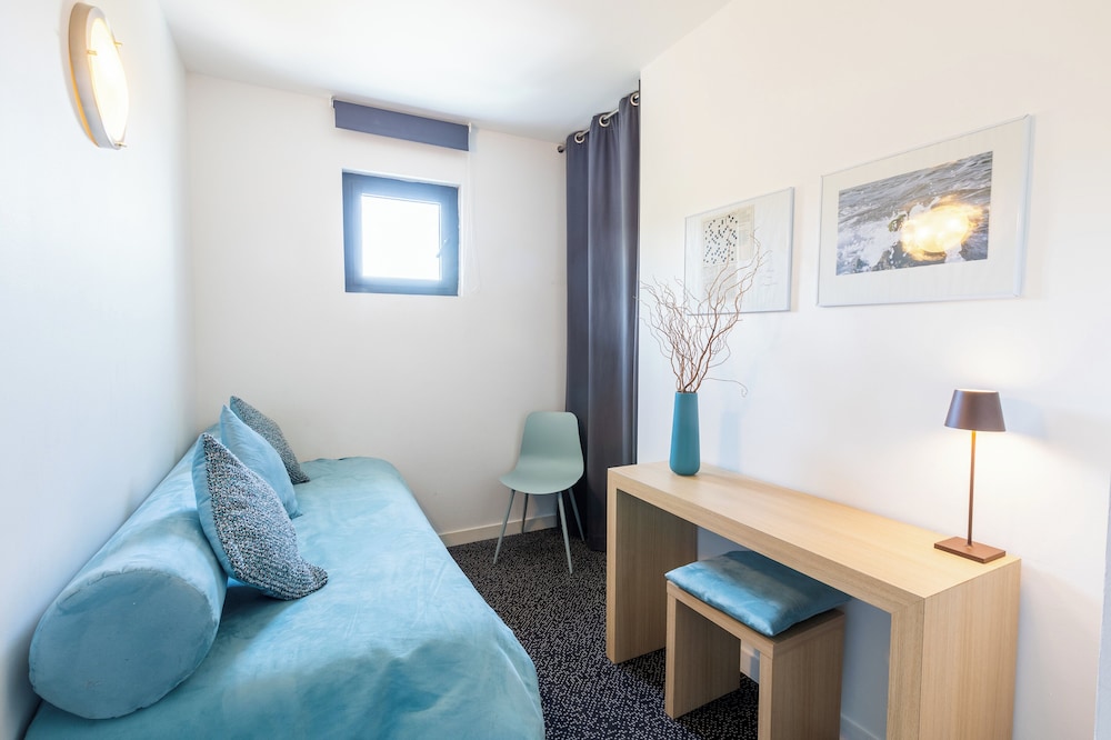 Luxury Room, 1 King Bed, Balcony, Sea View photo 3