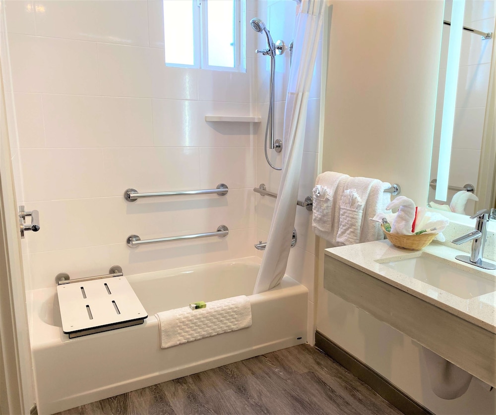 Standard Room, 1 Queen Bed, Accessible, Bathtub thumbnail 6