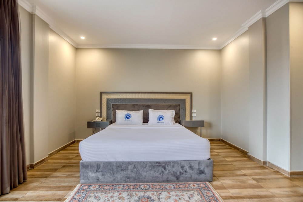 Standard Suite with Panoramic Pyramids View & Balcony - Photo 6