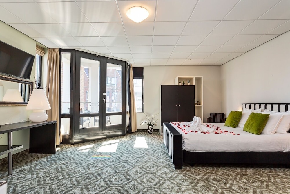 Deluxe Room (Large)