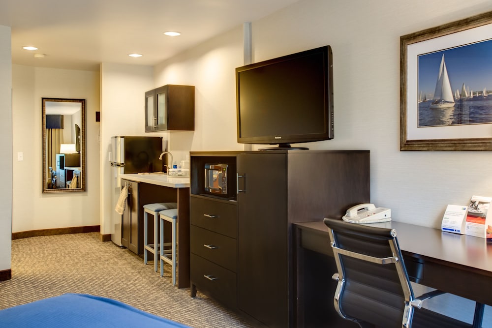 Suite, 2 Queen Beds - Photo 6