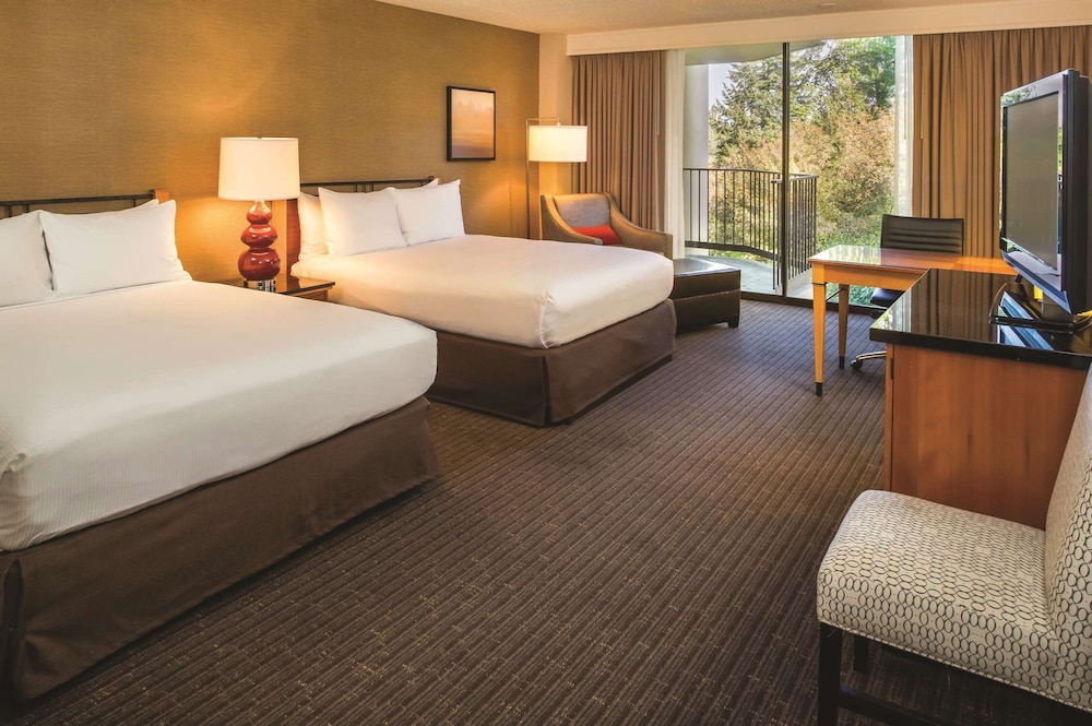 Premium Room, 2 Queen Beds, Balcony, Mountain View