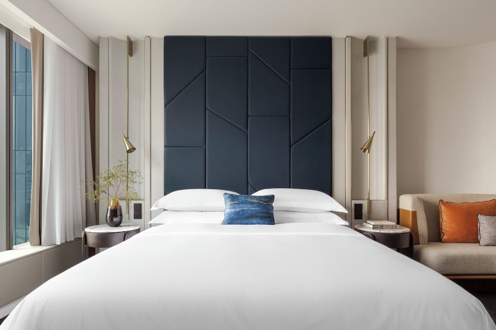 Room, 1 King Bed, City View (Essential)