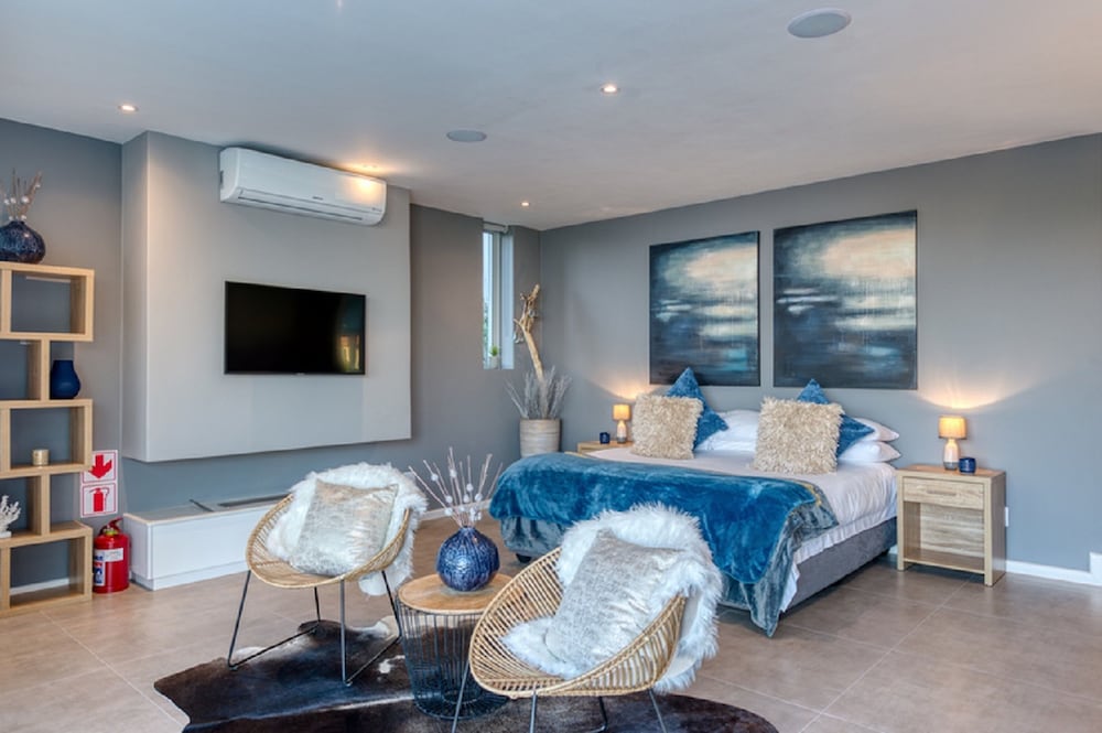 Luxury Room, 1 King Bed, Balcony, Ocean View - Photo 1