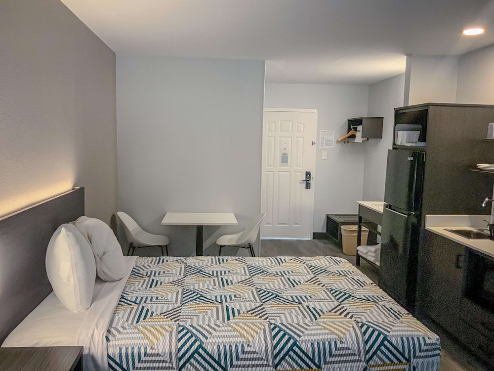 Standard Room, 1 King Bed, Smoking - Photo 2