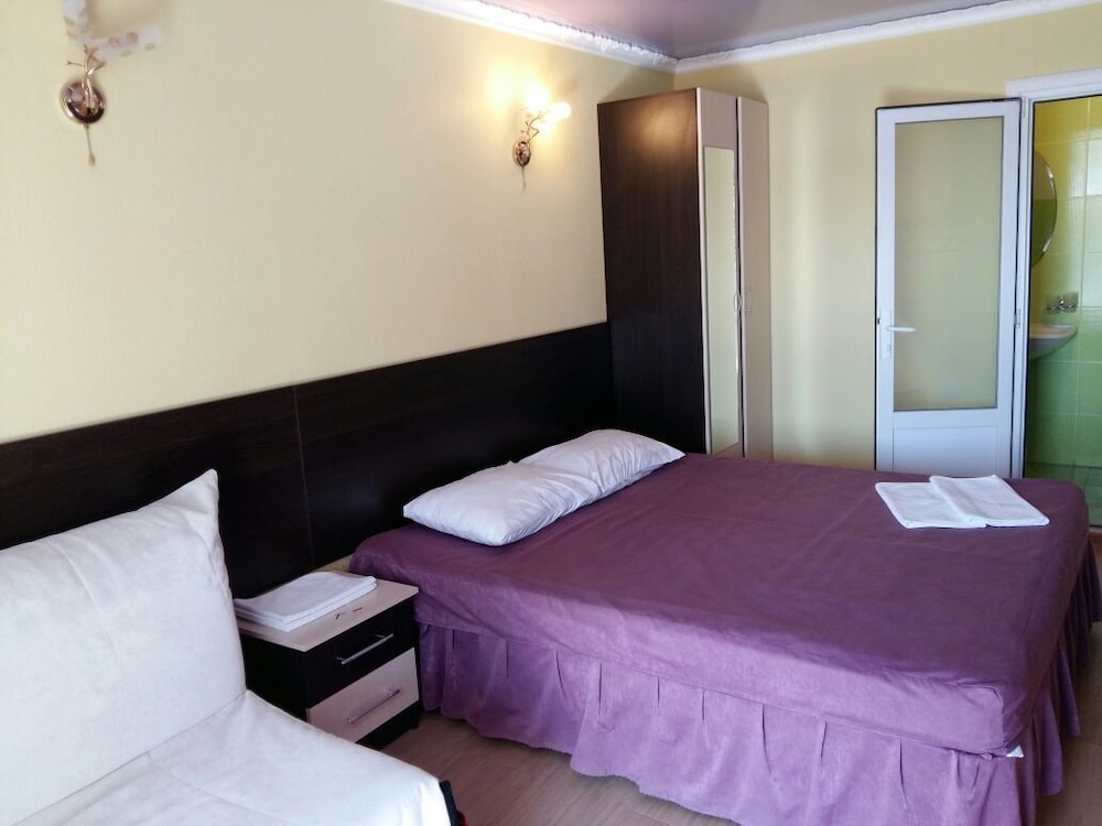 Deluxe Quadruple Room, 1 Queen Bed With Sofa Bed, Non Smoking photo 2
