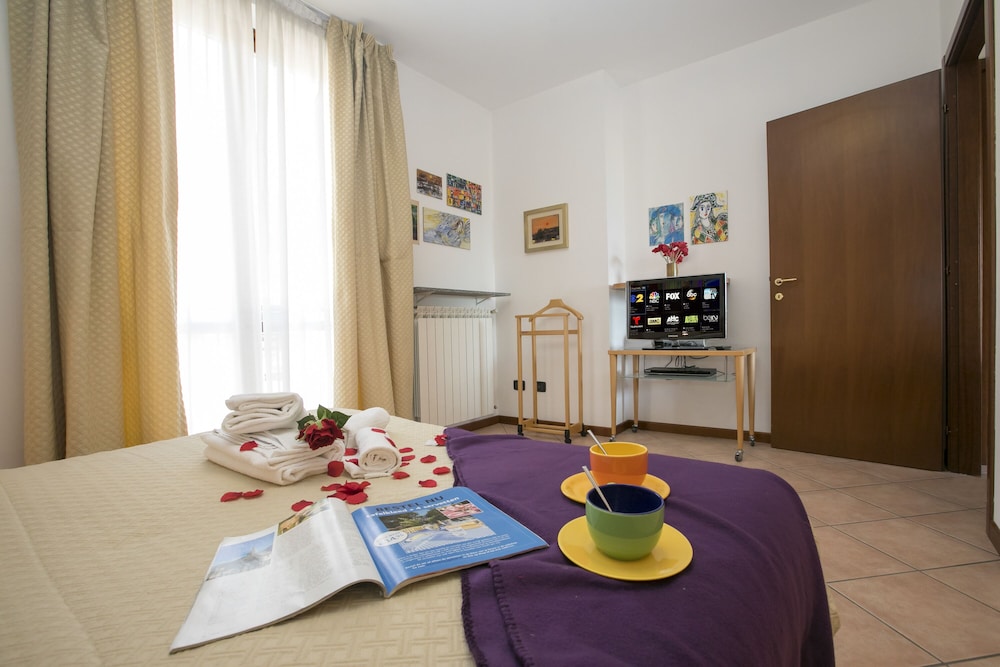Family Apartment, 2 Bedrooms, 2 Bathrooms, Mountainside (Casa Margherita Luino Hillside)