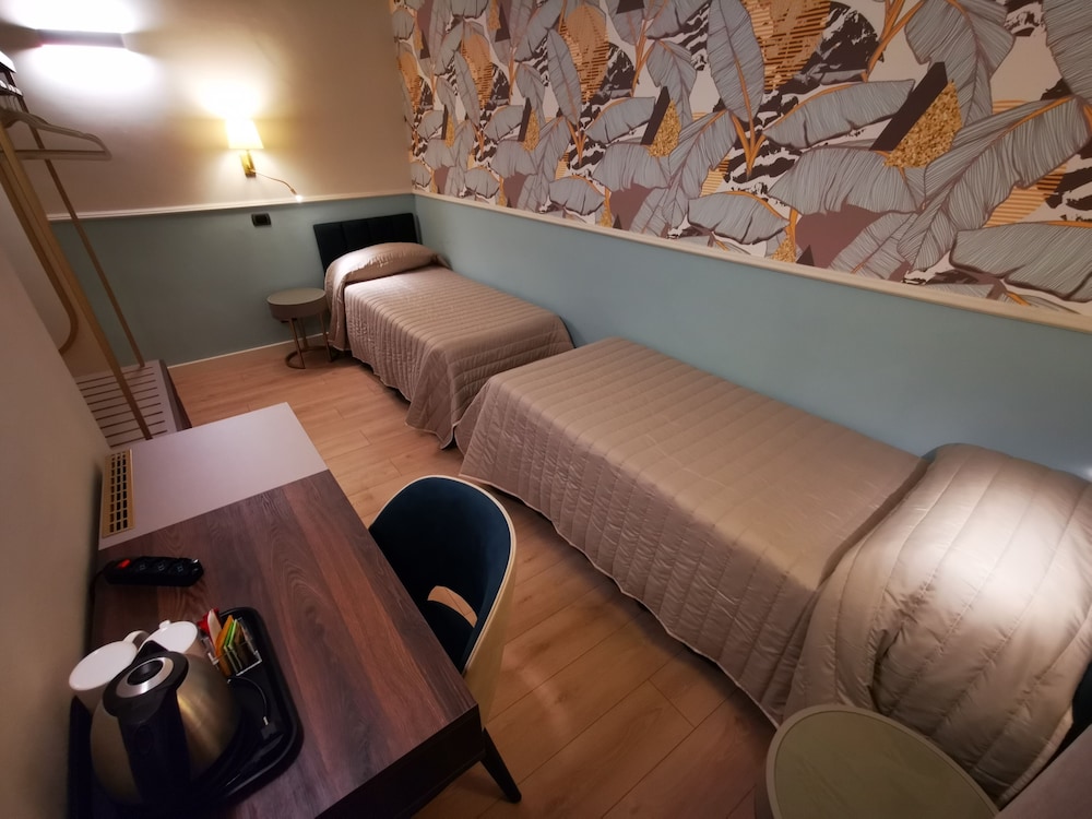 Double Room, 2 Twin Beds, Ensuite photo 3