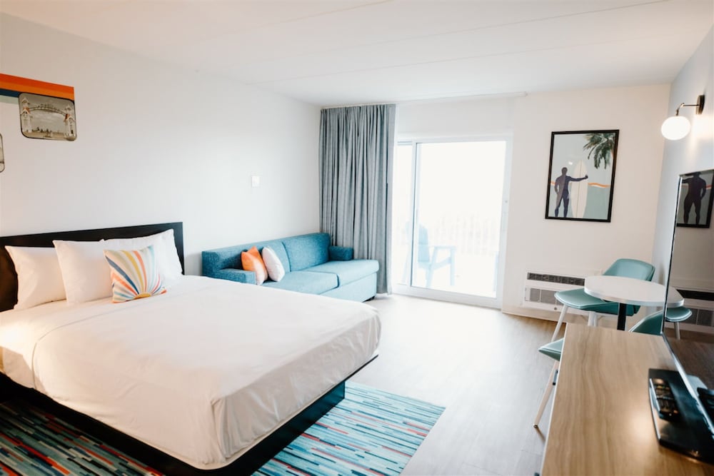 Oceanfront 2 Queen Beds with Pullout Sofa and Balcony photo 2