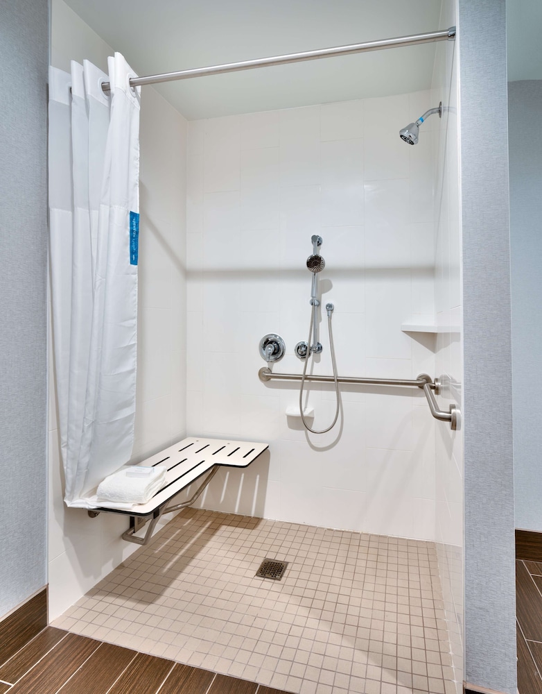 Studio, 1 King Bed with Sofa bed, Accessible (Roll-in Shower) - Photo 5